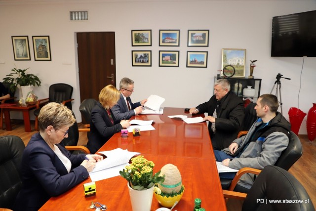 Podczas podpisania umowy w Urzędzie Miasta i Gminy w Staszowie
