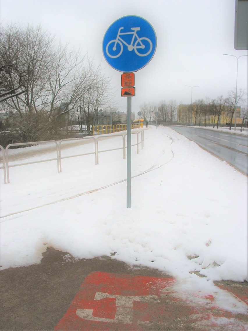 Nieodśnieżona droga rowerowa między śródmieściem a Zatorzem...