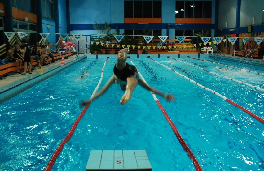 Częstochowski MOSiR zorganizował Nocną Sztafetę Pływacką. Zainteresowanie było bardzo duże