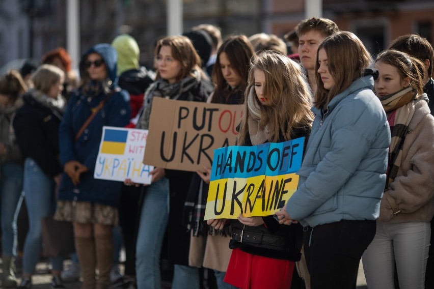 Solidarni z Ukrainą. Ploccy uczniowie pokazali wsparcie w antywojennym wiecu [ZDJĘCIA]