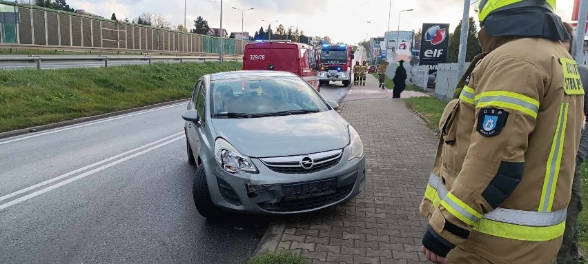 Wypadek pod Krakowem. Zderzenie dwóch samochodów na drodze serwisowej obok zakopianki