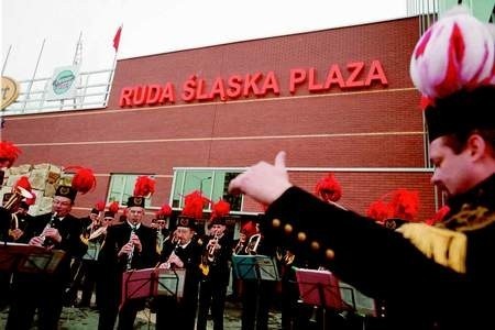 Centrum handlowo-rozrywkowe w Rudzie Śląskiej zostało otwarte z pompą, 6 listopada 2001 r.  fot. krzysztof matuszyński
