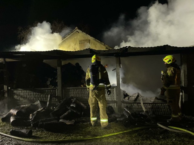 W nocy z soboty na niedzielę (27/28 stycznia 2024 roku) doszło do pożaru w gminie Chocz. W Józefowie w ogniu stanął garaż, w którym znajdowały się cztery pojazdy i drewno na opał