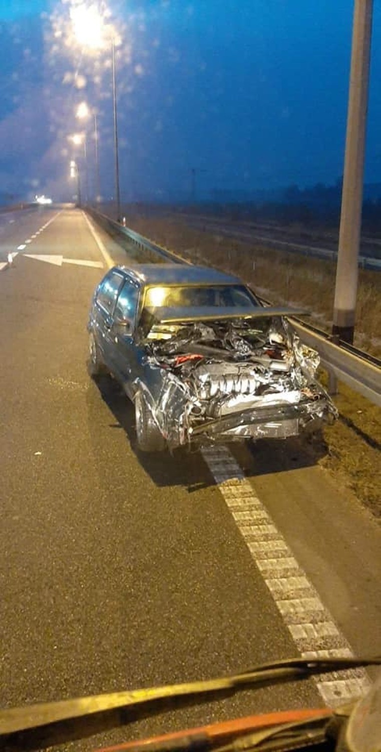  Pracowite dni strażaków z OSP Cedry Wielkie. Auto w rowie w Mokrym Dworze, kolejne na barierkach na S7, pożar domu |ZDJĘCIA