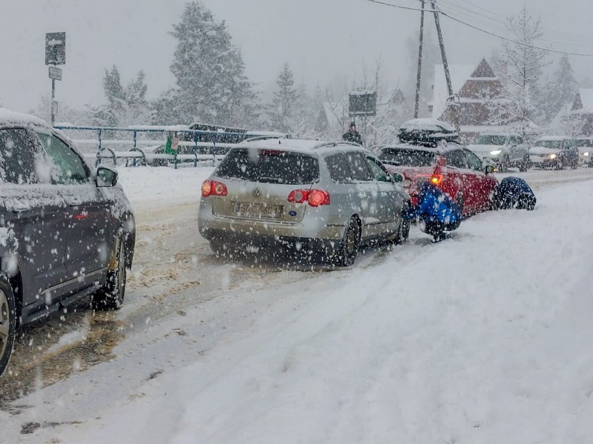 Dużo wypadków na Podhalu. Mocno sypnęło śniegiem, warunki na drogach zrobiły się bardzo trudne