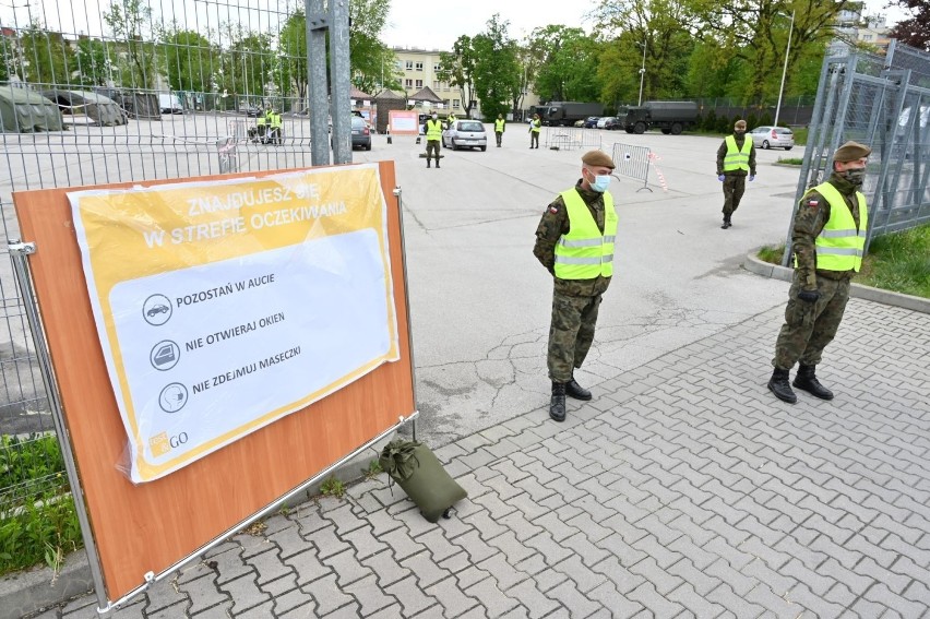 Na parkingu przy stadionie Suzuki Arena w Kielcach uruchomiony został punkt pobrań wymazów do testów w kierunku koronawirusa [ZDJĘCIA, FILM]