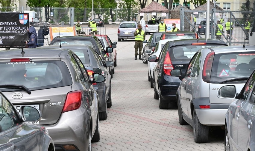 Na parkingu przy stadionie Suzuki Arena w Kielcach uruchomiony został punkt pobrań wymazów do testów w kierunku koronawirusa [ZDJĘCIA, FILM]