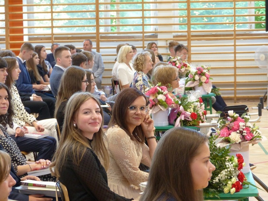 Uroczyste pożegnanie ósmoklasistów w Szkole Podstawowej numer 4 w Sandomierzu. Zobacz zdjęcia