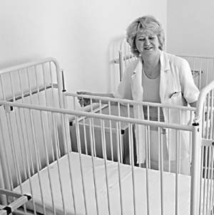 Pielęgniarka Małgorzata Taborska ustawia ostatnie łóżeczko na nowym odcinku pediatrii Wojewódzkiego Szpitala Zespolonego w Częstochowie.