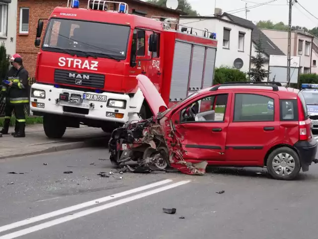 Wypadek w Jarocinie: Na K-15 osobówka zderzyła się z ciężarówką