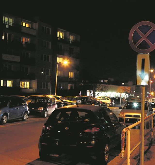 Problem z parkowaniem przy Belzackiej trwa od dawna. Kierowcy stają mimo zakazu, wjeżdżają też na teren, wyłączony  z ruchu