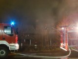 Pożar pustostanu w Ostrowcu. Akcja strażaków trwała kilka godzin (video)
