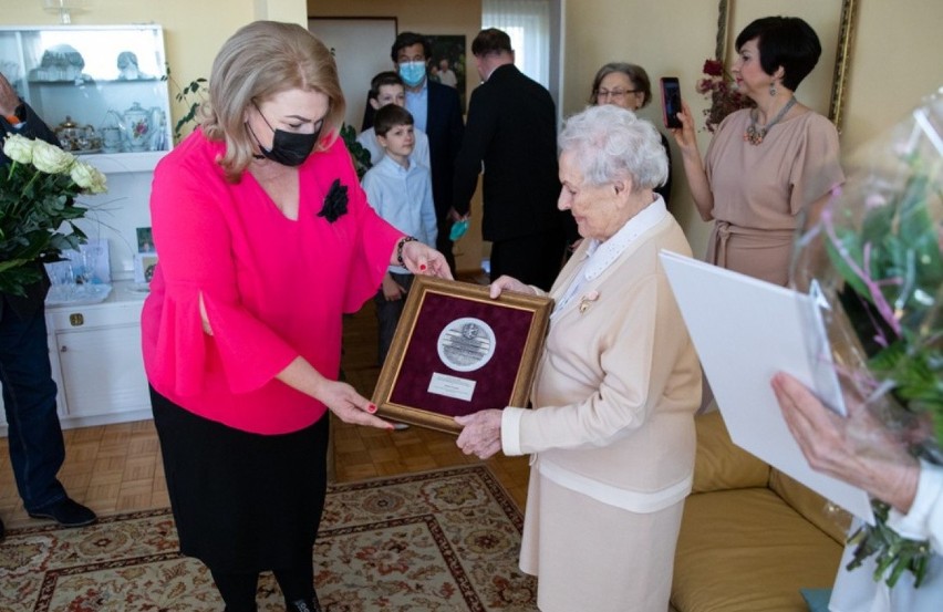 Helena Ksiąszka odbiera medal z rąk Elżbiety Piniewskiej,...