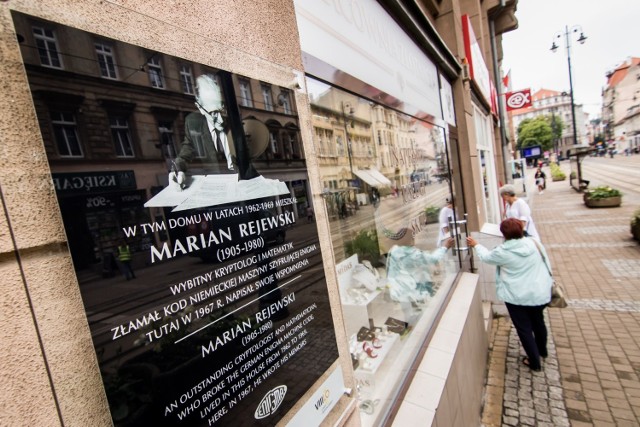 Pamiątkowa tablica znajduje się, m.in., na kamienicy przy ul. Gdańskiej 10, gdzie Marian Rejewski mieszkał w latach 1962-69, tu też spisał swoje wspomnienia.