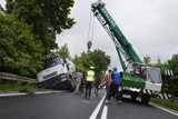 Biały Dunajec. Betoniarka zawisła na wiadukcie kolejowym [ZDJĘCIA, WIDEO]