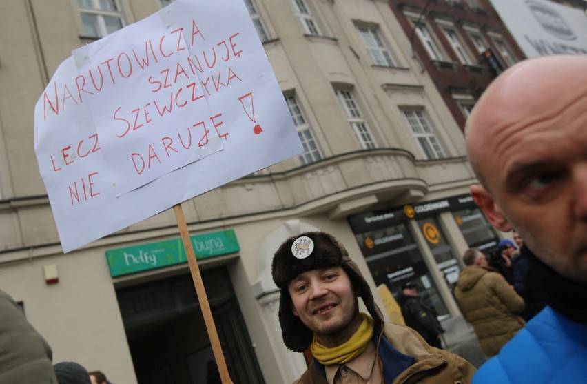 Protest na placu Szewczyka [ZDJĘCIA, WIDEO]. Ludzie nie chcą placu Marii i Lecha Kaczyńskich