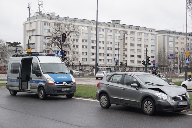 Piesza potrącona na przejściu, przechodziła na czerwonym świetle