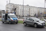 Wypadek w centrum Łodzi. Piesza potrącona na przejściu, przebiegała przez pasy na czerwonym świetle. Kobieta trafiła do szpitala