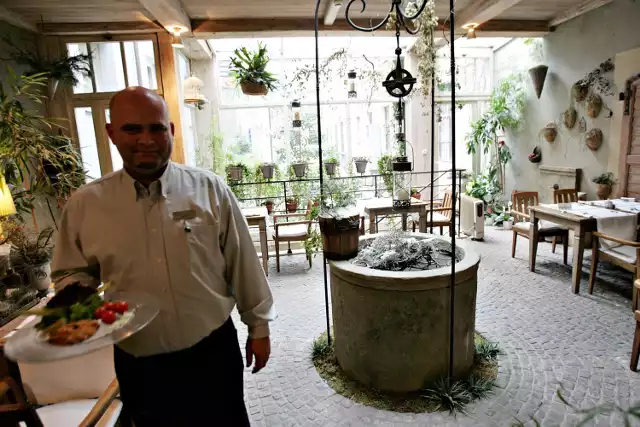 Największą popularnością wśród gości odwiedzających Art Restaurację i Kawiarnię cieszy się Sala Ogrodowa