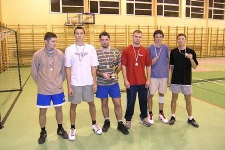 W turnieju zorganizowanym w Pelplinie triumfował Dream Team w składzie (od lewej): Karol Mrozek, Bartłomiej Krajnik, Robert Liss, Michał Zieliński, Szymon Krajnik i Roman Hudzik.