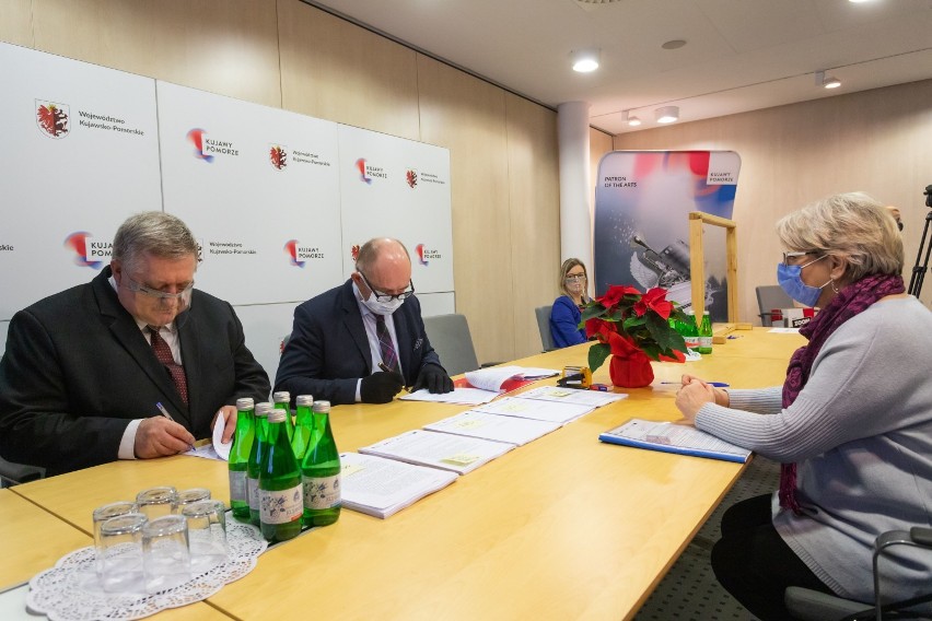 Zdjęcia z podpisywania umów w Toruniu oraz Inowrocławiu.