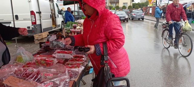 Jak wyglądały ceny owoców i warzyw w czwartek, 20 kwietnia, na targu w Jędrzejowie? Sprawdźcie na kolejnych slajdach >>>