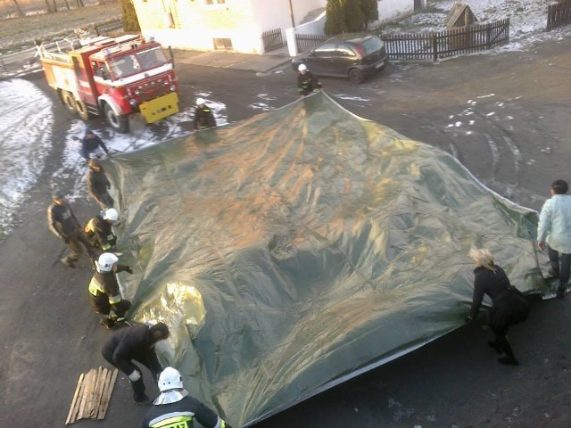 Strażacy z OSP Staw pomagali zabezpieczyć dachy uszkodzone przez wichurę