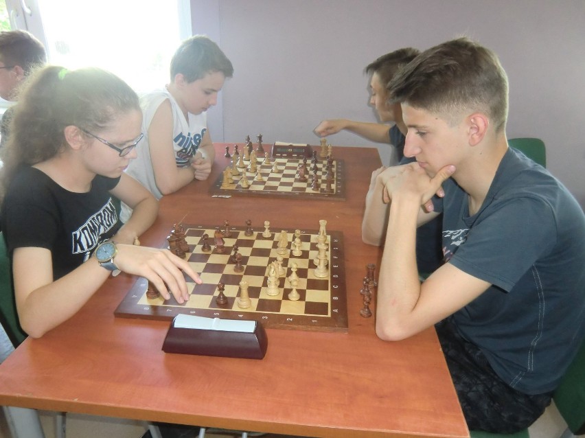 Grali w szachy o mistrzostwo powiatu. Zwyciężyli uczniowie żnińskiej "jedynki" [zdjęcia]