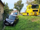 Wypadek w Kotorzu Małym. Zderzenie dwóch samochodów suzuki. Jeden z samochodów rozbił płot