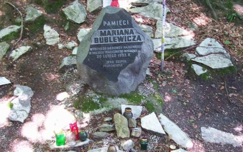 Kamień pamiątkowy przy drzewie, na którym rozbił się samochód Mariana Bublewicza, przy drodze z Lądka Zdroju do Złotego Stoku.