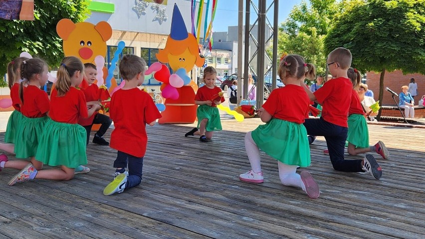 Przedszkolny Festiwal Tańca w Ostrołęce. Impreza odbyła się 31.05.2023 na Placu Wolności