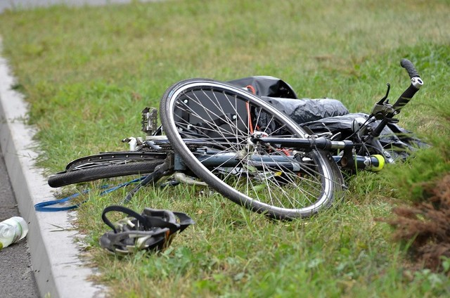 Pijana kobieta potrąciła autem rowerzystę