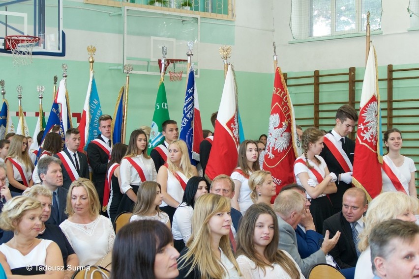 W stargardzkim Gimnazjum nr 1 uczniowie, nauczyciele i przedstawicie władz powitali nowy rok szkolny