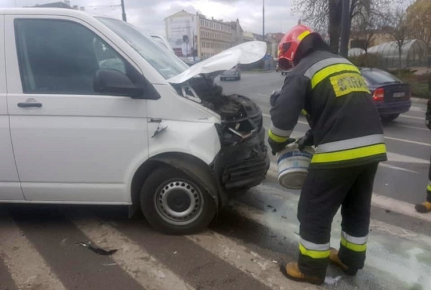 Na rondzie tuż po godz. 12 zderzyły się dwa samochody -...