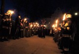 Tak wyglądają nocne drogi krzyżowe w Pakości. Tegoroczna odbędzie się w maseczkach. Zdjęcia