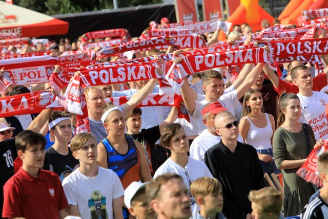 Mimo ambitnego dopingu torunian, którzy przyszli do Strefy Kibica za Areną Toruń, Polacy przegrali z Senegalem 1:2. Zobacz, co się działo wczoraj w toruńskiej strefie kibica!

Zobacz także: Baseny na Bydgoskim Przedmieściu. W piątek wielkie otwarcie! Jak wyglądają? [ZDJĘCIA]

Polecamy: Dariusz Szpakowski: Oto największe wpadki legendarnego komentatora! [ZOBACZ]

Byłeś w Strefie Kibica pod Areną Toruń dopingować Polaków? Zobacz, czy jesteś na zdjęciu! [GALERIA]