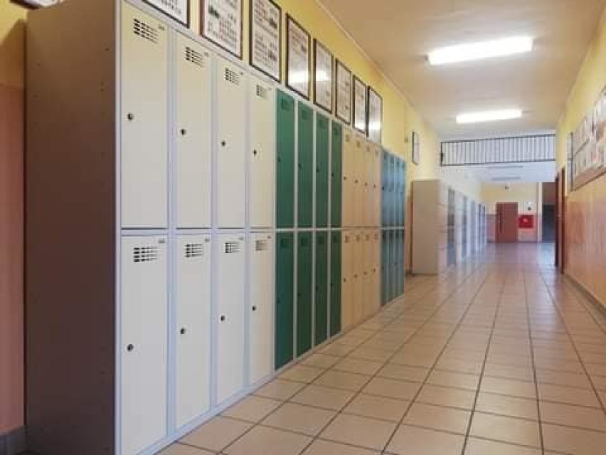 Nowe szkolne szafki dla uczniów kolejnych szkół