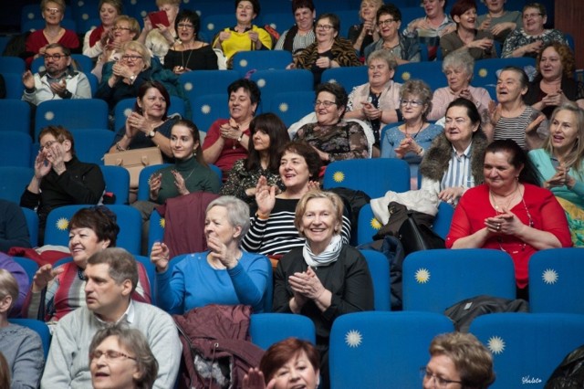 W tym roku Dzień Kobiet świętowano w Busku w czwartek, 5 marca. Tego dnia w buskim centrum kultury specjalnie dla pań z okazji ich święta zaśpiewał Alexander Martinez, uczestnik show Mam Talent. Na uczestniczki koncertu czekał bogaty repertuar największych światowych przebojów między innymi autorstwa Franka Sinatry,Cliffa Richarda czy Louisa Armstronga. Największe hity tych artystów panie wysłuchać w wykonaniu i aranżacji wyżej wspomnianego wokalisty. 

Zobacz zdjęcia na kolejnych slajdach.