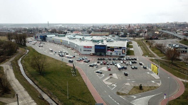 W związku z zarządzeniami dotyczącymi działania placówek handlowych zmieniły się zasady funkcjonowania największych starachowickich galerii.Zobaczcie co się zmieniło w Galardii i Skałce.