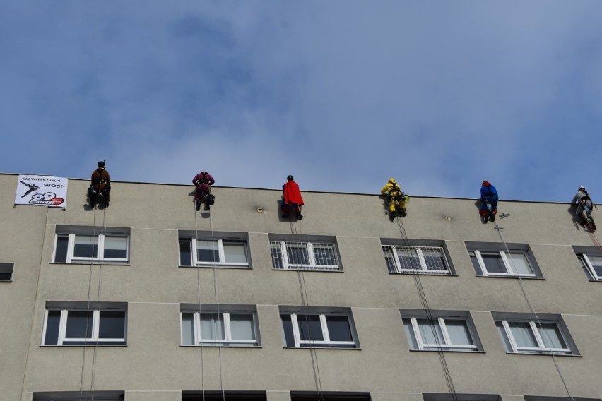 WOŚP 2021. W Wejherowie "superbohaterowie" umyli okna w szpitalu na oddziałach dziecięcych
