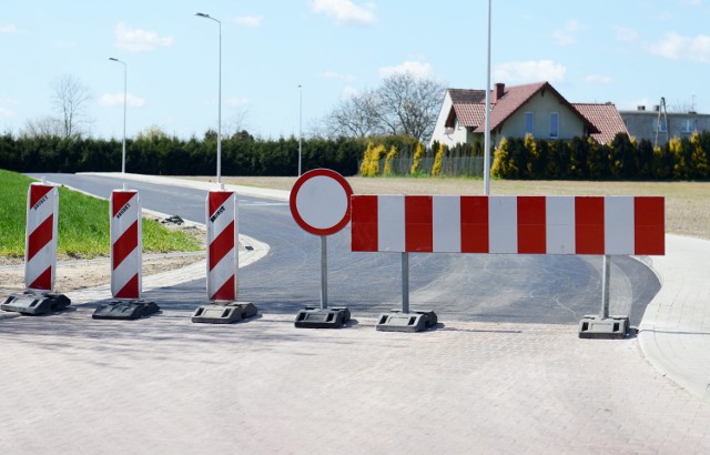 Za chwilę bariery zostaną zdjęte i z ulicy można będzie skorzystać