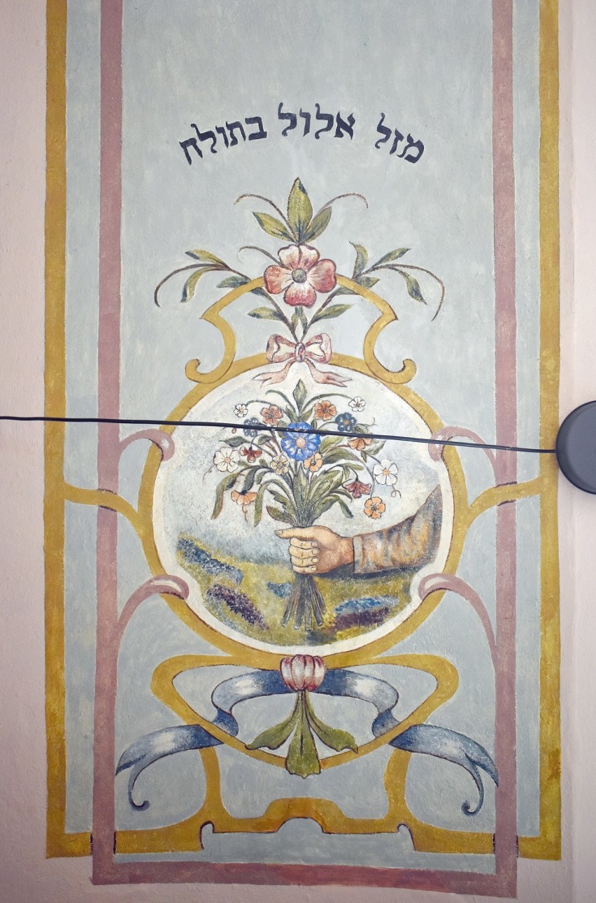 Biecz. Zakończyła się konserwacja malowideł ściennych na stropie bieckiej biblioteki. To prawdziwa historyczna perełka [ZDJĘCIA]