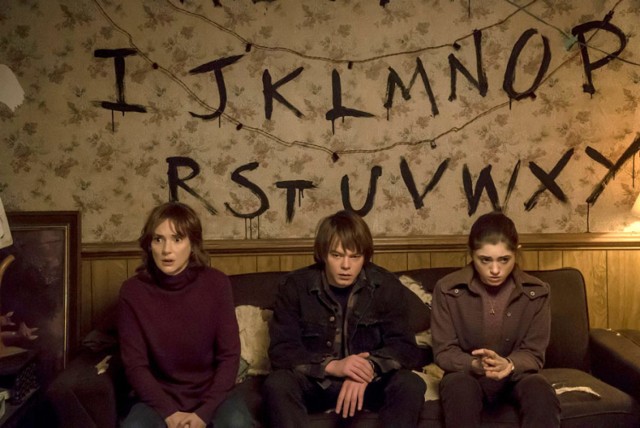 Zaczynamy od nowości: Stranger Things to chyba największe odkrycie 2016 r., hołd złożony serialom i filmom grozy z lat 80. Mnóstwo aluzji do historii kinematografii, świetna muzyka z epoki (Joy Division) i niesamowity klimat - warto obejrzeć choćby po to, by być na bieżąco, bo to w tym roku najważniejszy temat w rozmowach o serialach.