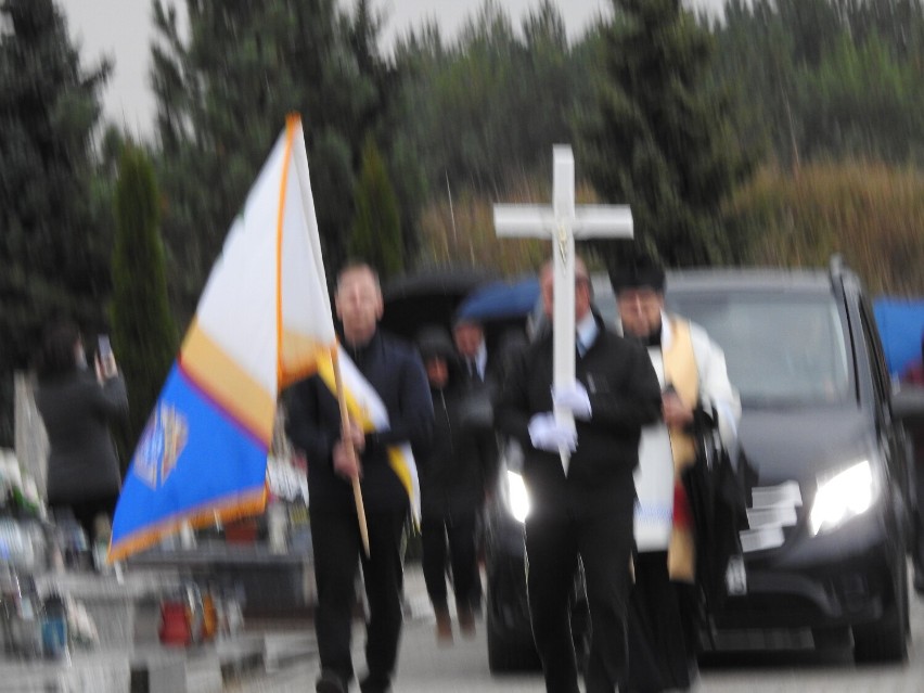 Pogrzeb dzieci martwo urodzonych w Suwałkach. Trzydzieścioro dzieci spoczęło w jednym grobie [Zdjęcia]