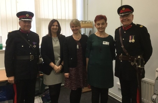 Od lewej sekretarz królowej Elżbiety II HM Deputy Lord-Lieutenants Kevin Sharp, Dyrektor angielskiej szkoły pani Michelle Lee, Justyna Szczepańska koordynator projektu Erasmus+, Nina Madyńska Poniewierka, Major Stan Hardy.