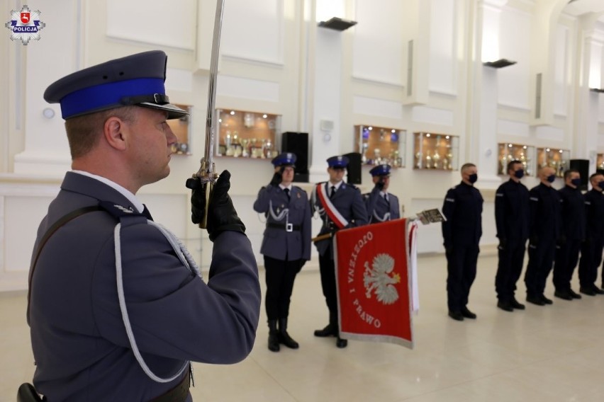 Lubelski garnizon ma 40 nowych policjantów. 11 z nich w środę złożyło ślubowanie. Zobacz zdjęcia