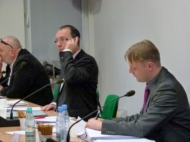 Artur Stępień (od prawej) zastąpił Konrada Pokorę w roli przewodniczącego rady miasta