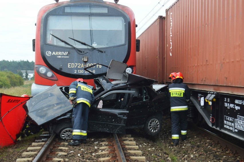 Tragiczny wypadek na przejeździe kolejowym. Dwie osoby nie żyją
