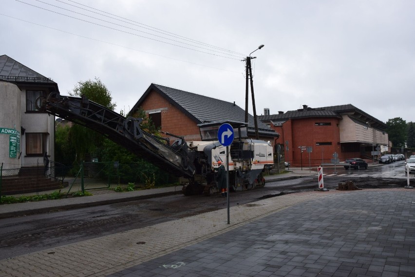 Remont ulicy POW w Wieluniu. Odcinek drogi w okolicy sądu jest zamknięty dla ruchu ZDJĘCIA