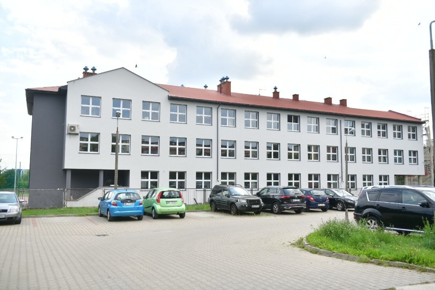 Modernizacja w Zespole Szkół Elektronicznych w Radomiu: budynek jest ocieplany, jest ładniejsza elewacja. Zobaczcie zdjęcia